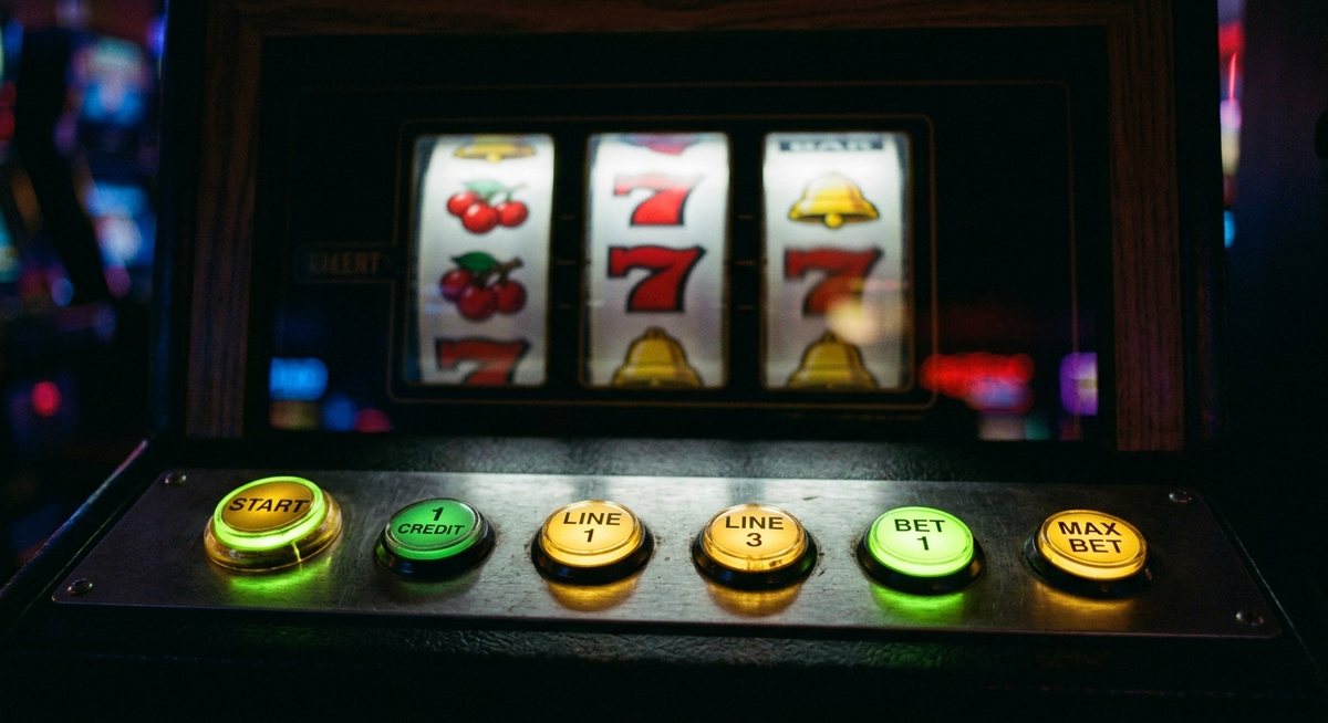 Deretan tombol pilihan berbentuk kabinet mesin slot kecil dengan lampu hijau lime menyala
